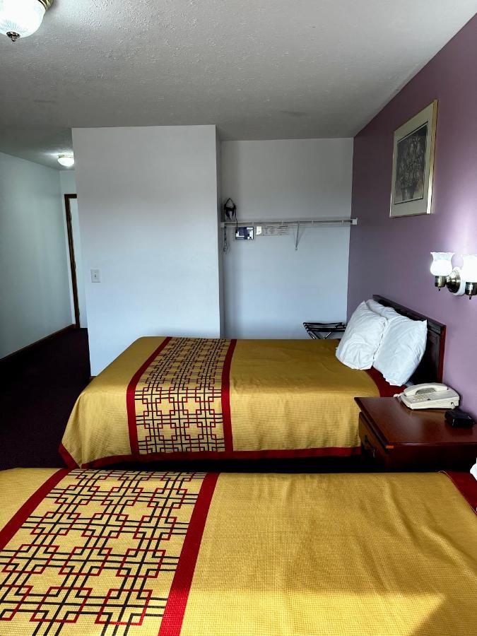 Attica Inn Bagian luar foto