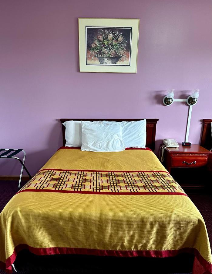 Attica Inn Bagian luar foto