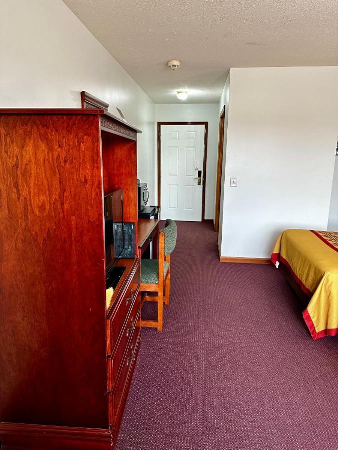 Attica Inn Bagian luar foto