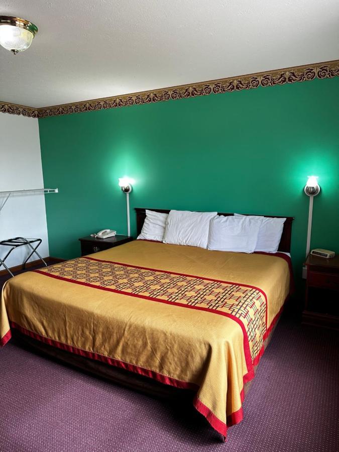 Attica Inn Bagian luar foto